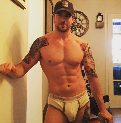 bulge-xlbigdick:  maxiremix:  Joe Putignano   hOt