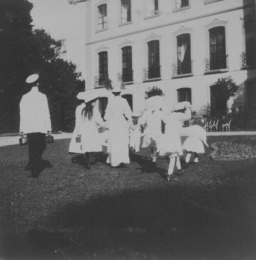 15th June 1909 part 2/2 Photo 1-2 : The Russian Imperial Family with the Swedish Royal Family in the