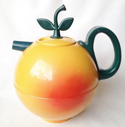 littlealienproducts:Apple Teapot by nivagcollectables