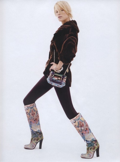 fashion-boots: Carolyn Murphy in Fendi knee-high bootsSeason: Fall 2005Photographer: Karl Lager