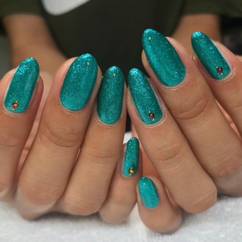 Drooling over this mermaidy emerald micro glitter from @kokoistusa ‍♀️✨ #gelnails #mermaidnails #gli