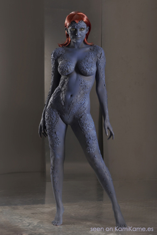 sakafai: Absolutely epic this body painting work! Mystique cosplay by the model Sam Cooke. Body Pain