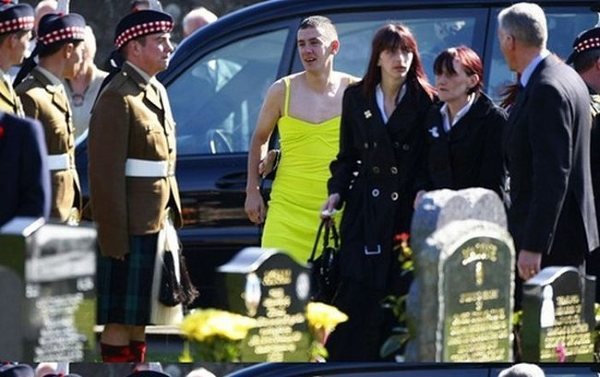 finofilipino:  Va a un funeral vestido de mujer… Bien, puede parecer un irrespetuoso