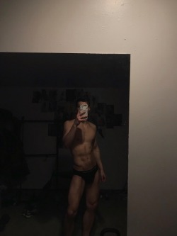 spitzorswallows:  b0nk3rz:  insta @cmcniz  So lean and toned