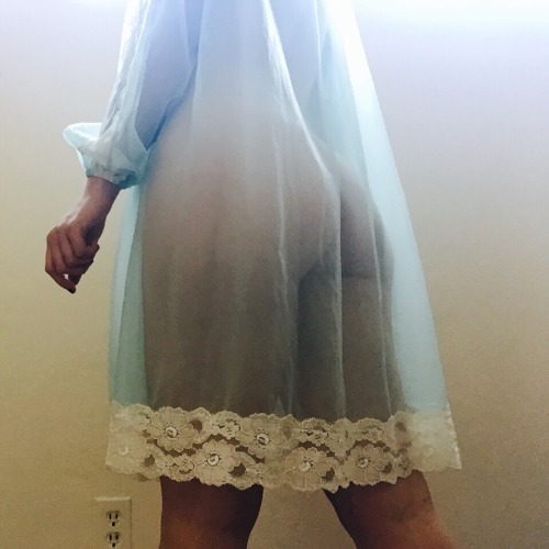 minxie:  minxie:  wcw  Vintage chiffon is very important @secretshelf 