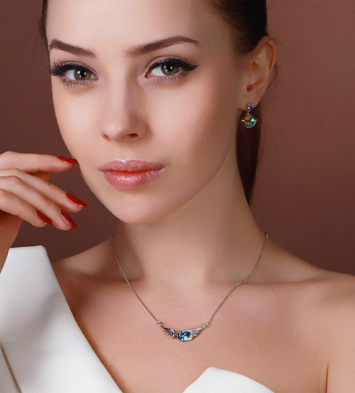 Bright and sizzling ocean blue sapphire scintillates from an exquisitely detailed, hand-crafted plat