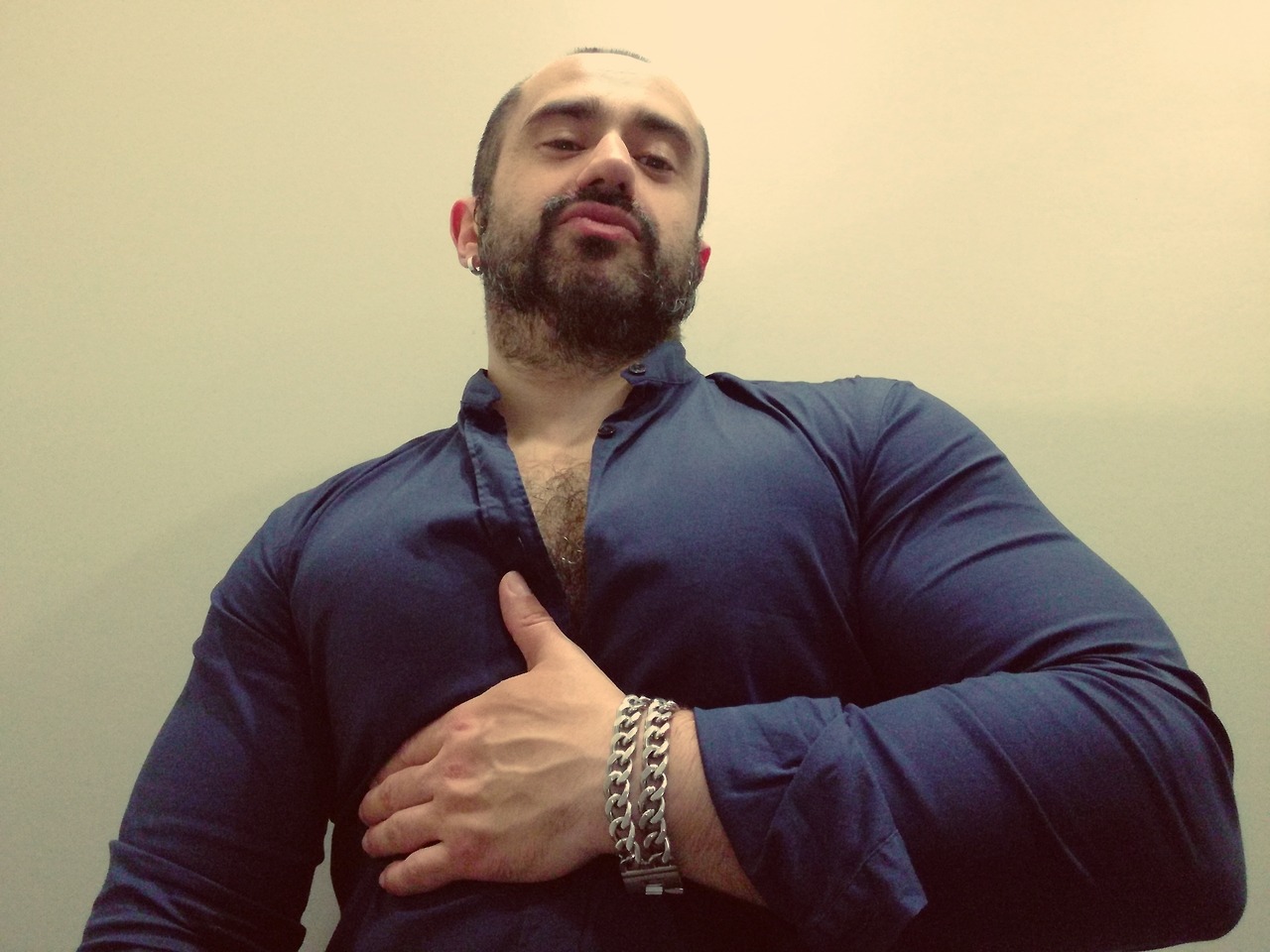 masterjoao:  What’s there not love about me?Come worship me