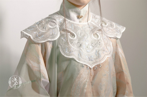 hanfugallery:Traditional Chinese hanfu by 浅予 原创国风工作室 | 云肩 yunjianThe Yun Jian/云肩, or Cloud Collar, i