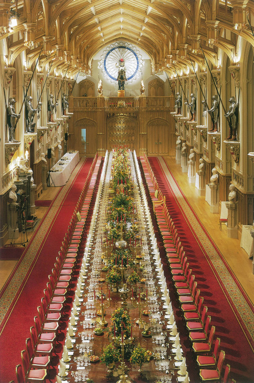 theimperialcourt:St George’s Hall in Windsor Castle laid out for a banquet in 1902 and 2011