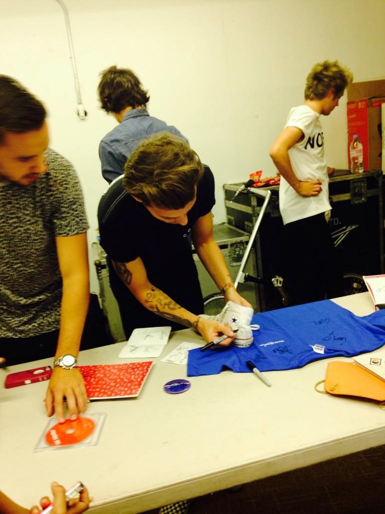 direct-news:  The boys backstage +