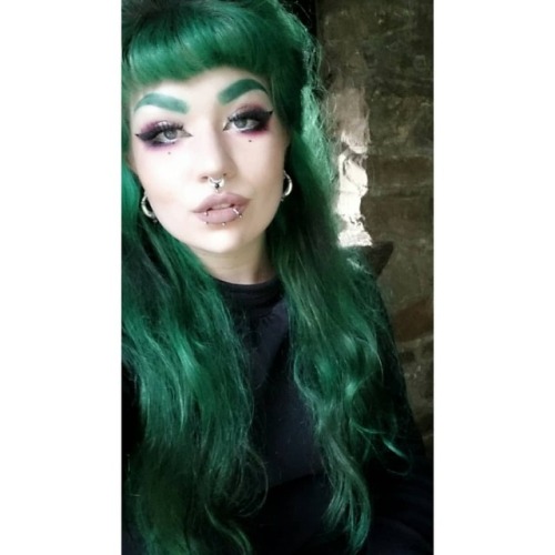 #Greenhair #greeneyebrows #piercings #gothgoth www.instagram.com/p/BopI7kulzl8/?utm_source=i