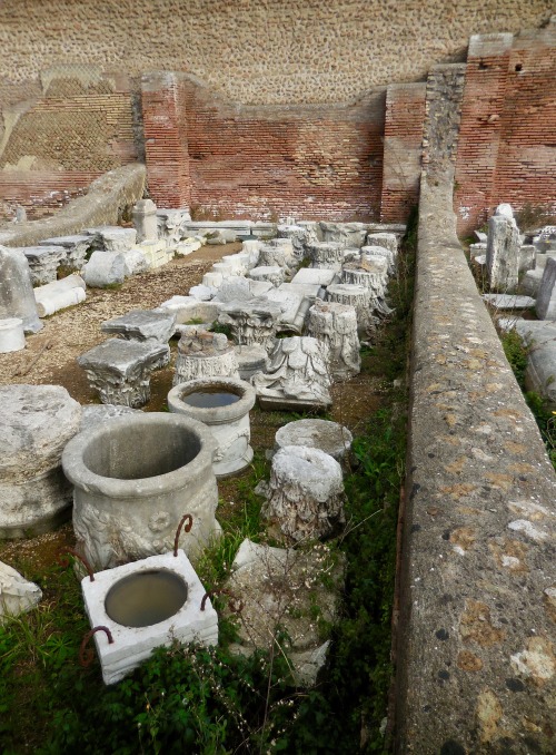 Rovine con frammenti di colonne, Ostia antica, 2019. - (cum fragmentis ruinas columnas, ostia antica