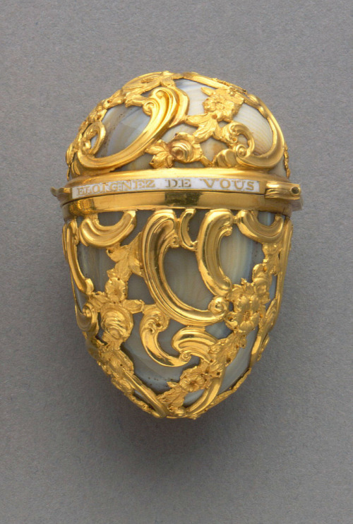 Bonbonniere, 1755. Gold, enamel. England. Eloignez de vous rien est agréeable – Separated from you n