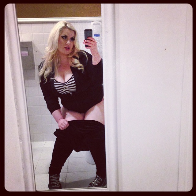 klaudiakelly:  I love to take pictures of myself peeing.  Holla!!!