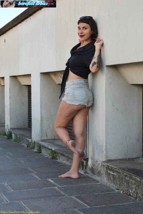 SIZZLING HOT UPDATE from BAREFOOT URBAN GIRLS!!!This week we have TWO super-hot guest stars from our sister site BAREFOOT NUDITY: alt-style, super-tattooed FENICE who tests her tough soles on gravel in Venice (Italy), plus famed Italian 24/7/365