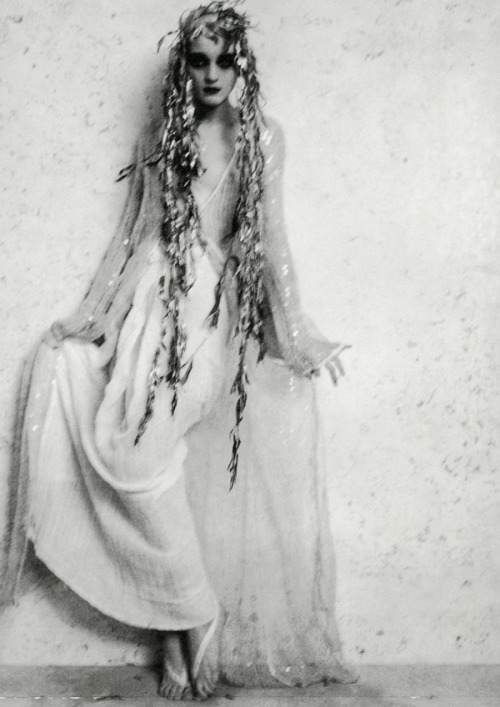bienenkiste:“Reve D'Un Soir D'été”. Photographed by Christophe Kutner, 1994