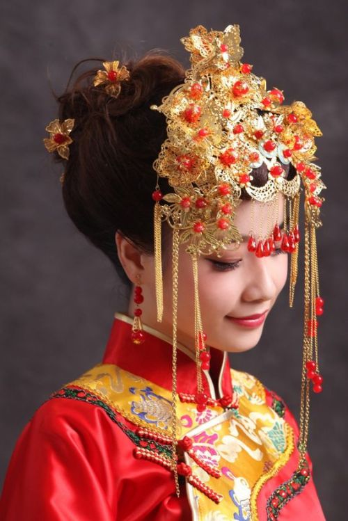 Chinese wedding fashions (click to enlarge)2. Traditional Chinese wedding gown and phoenix crown3. T