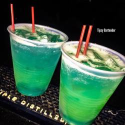 tipsybartender:  ▃▃▃▃▃▃▃▃▃▃▃▃▃▃▃▃▃▃▃▃▃▃▃▃   PEACHY BLUE MARGARITA  1 oz. (30ml) Tequila  ½ oz. (15ml) Blue Curacao ½ oz. (15ml) Peach Schnapps  2 oz. (60ml) Sweet &amp; Sour ½ oz. (15ml) Freshly Squeezed