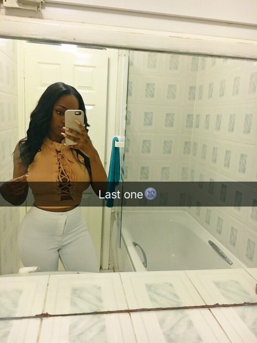 90sdefect:  shanventurax:  Back again with the bathroom pics lol  Lord