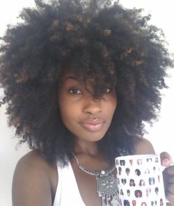 mjsheartisstillbeating:  naturalhairqueens:  Dark skin is beautiful.  Where she get that mug?👀