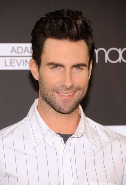 allylovesmaroon5:  Adam Levine at Macy’s today  Amooor platonico*-*