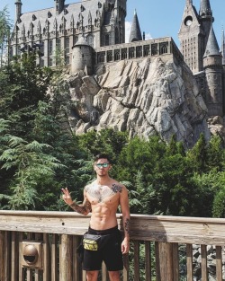 celebswhogetslepton:@stevotrann: Panda went to Hogwarts. It was pretty fun 🐼✌