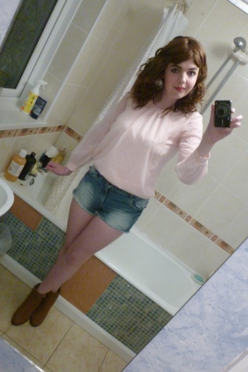 lucy-cd:  PicturesSuch a cute outfit, absolutely adore these new shorts & heels! <3