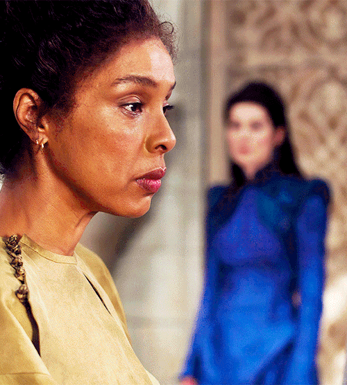 aflawedfashion:Moiraine &amp; Siuan | The Wheel of Time 1x06 [id: three gifs of Siuan turning to loo