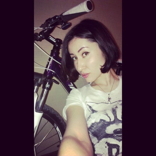 birdsbiking: we love Bikes …. #InstaSize #bike #girl @victorchupahin отвечая на твой вопрос