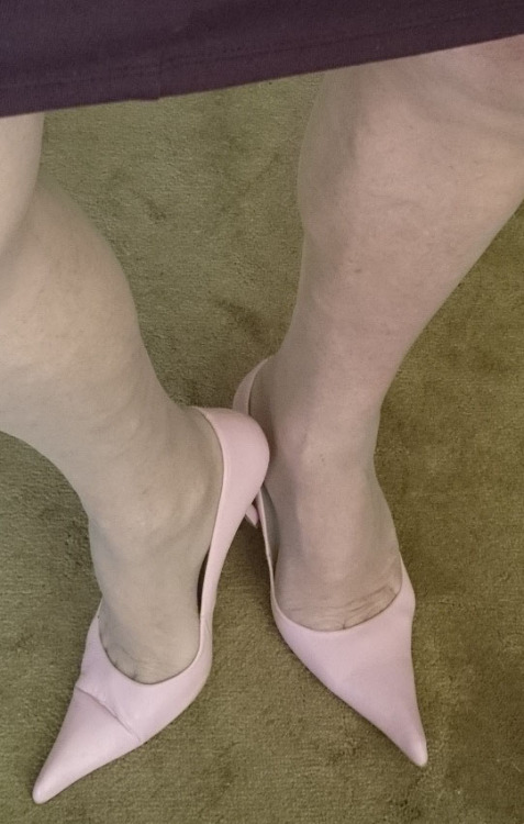 awesomeingridanetafan: pink pointy toe pumps