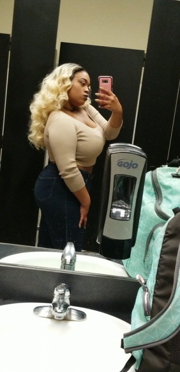 minkypinkypoo:  11.26.2017  Emotionally drained so here is a bunch of selfies and me loving my body from the beginning of dead week.