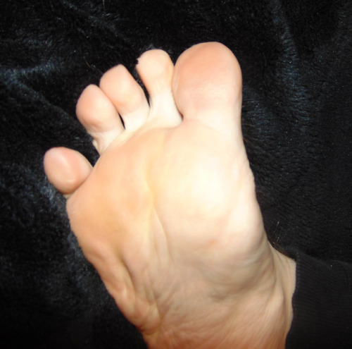 araghen: Haven’t done this in a while. XD Enjoy the view! Male. Size 9. Check out these amazing, smo