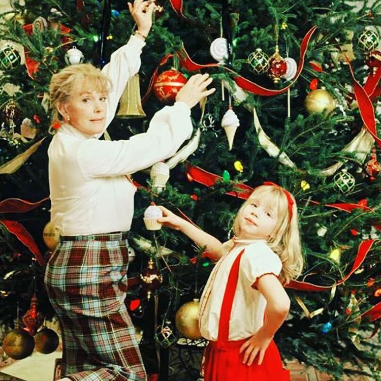 alicesadventuresintherye:Squad goals. #squadgoals #eloise #eloiseatchristmastime