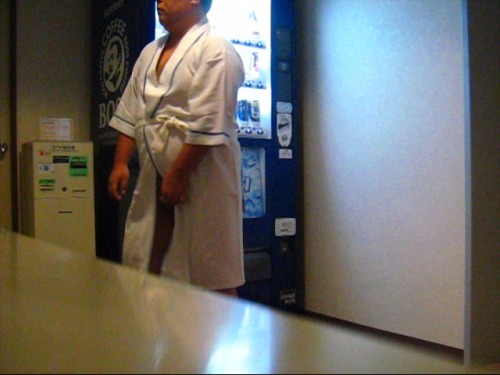 ponnpokokamen:  sas393jp:  ホテルの廊下でピュ  素敵。blog炎上レベル。