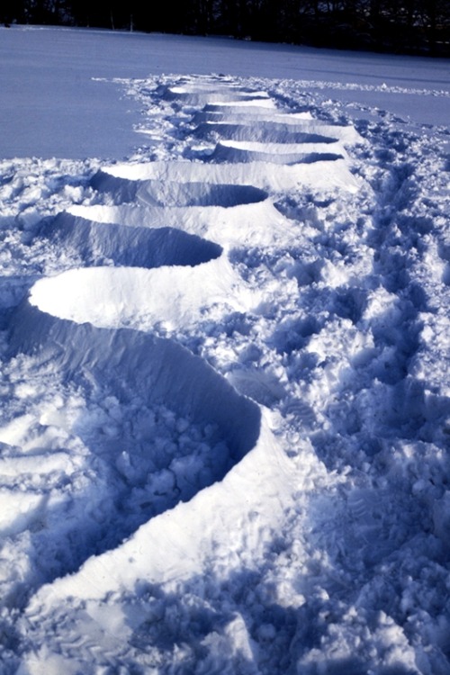 pleoros:Andy Goldsworthy - Snow brought to an edge to catch winter light on a clear day Brough, Cumb