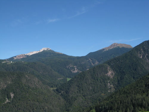 Schwarzhorn and WeisshornThese two peaks in the Italian Dolomites tell the geologic story of that ra