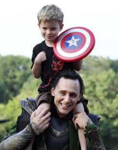 madisonyork:  Tom Hiddleston with kids 