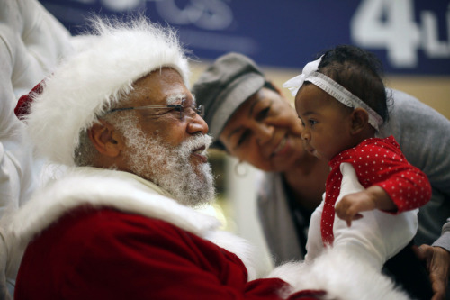 dapenguinninja: the-real-eye-to-see: #BlackSanta How do you tell your kid you aren’t seeing S