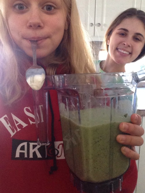 Red sweatshirt, green smoothie and my sister&rsquo;s and my lovely morning face haha 5 nanas, so