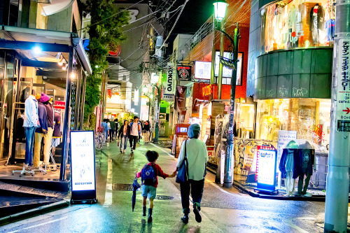 tokyo-fashion:A rainy Saturday night in Harajuku, Japan.