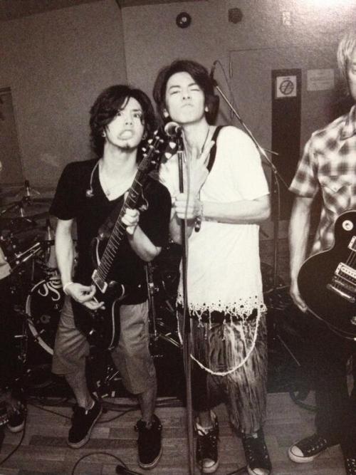 hana-angel:Best buddies Takeru and Taka jamming a live...