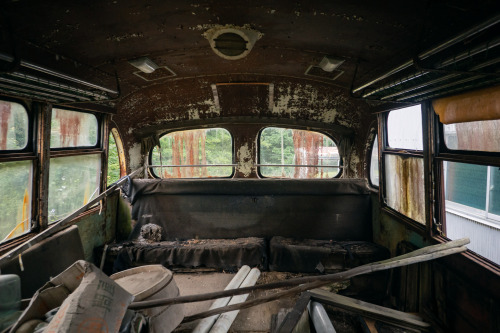  スチームパンク風バス→詳細 Abandoned steampunk-style bus. 