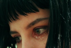 splitonyourgrave:  cover the circles under your eyes with gold flakes to make yourself feel better 