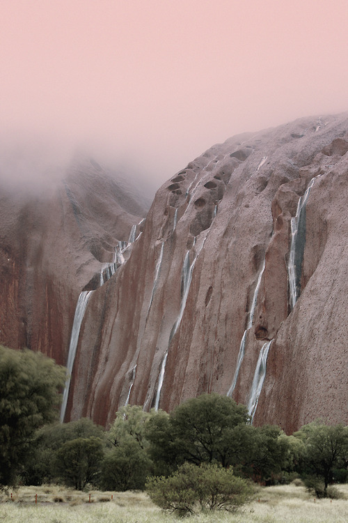 softwaring:Look at and away from Uluru (Ayers Rock) from every angle.Kevin Tadge