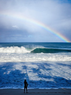 surfsouthafrica:  Rainbow over Pipeline. Photo: Sean Davey 
