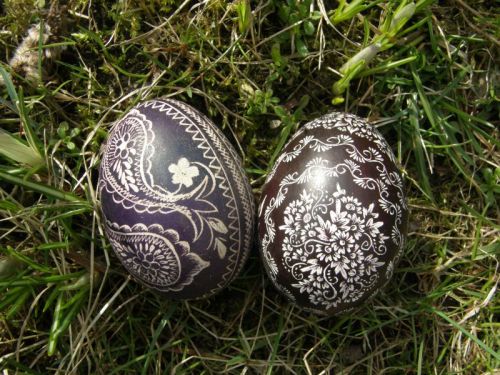 Pisanki. In Poland Easter eggs are decorated in many ways. 1. Drapanki - dyed eggs scraped with a sh