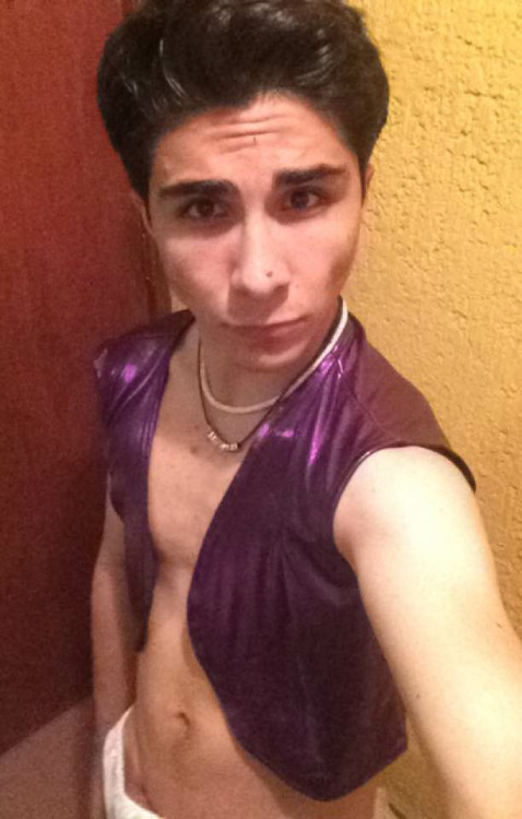 chicos77enganadosmx: chicos77enganadosmx:  ¿TE GUSTARIA VER EL PACK COMPLETO DE ESTE SEXY ALADIN? TI