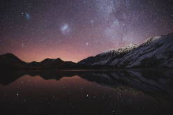 landscape-photo-graphy:  Dreamy Road trip Through New Zealand at Night by Johan Lolos Belgian photographer Johan Lolos  is fascinated by nature’s vastness and uncommonly explored lands. A global traveller, Lolos recently returned from a 7 month trip