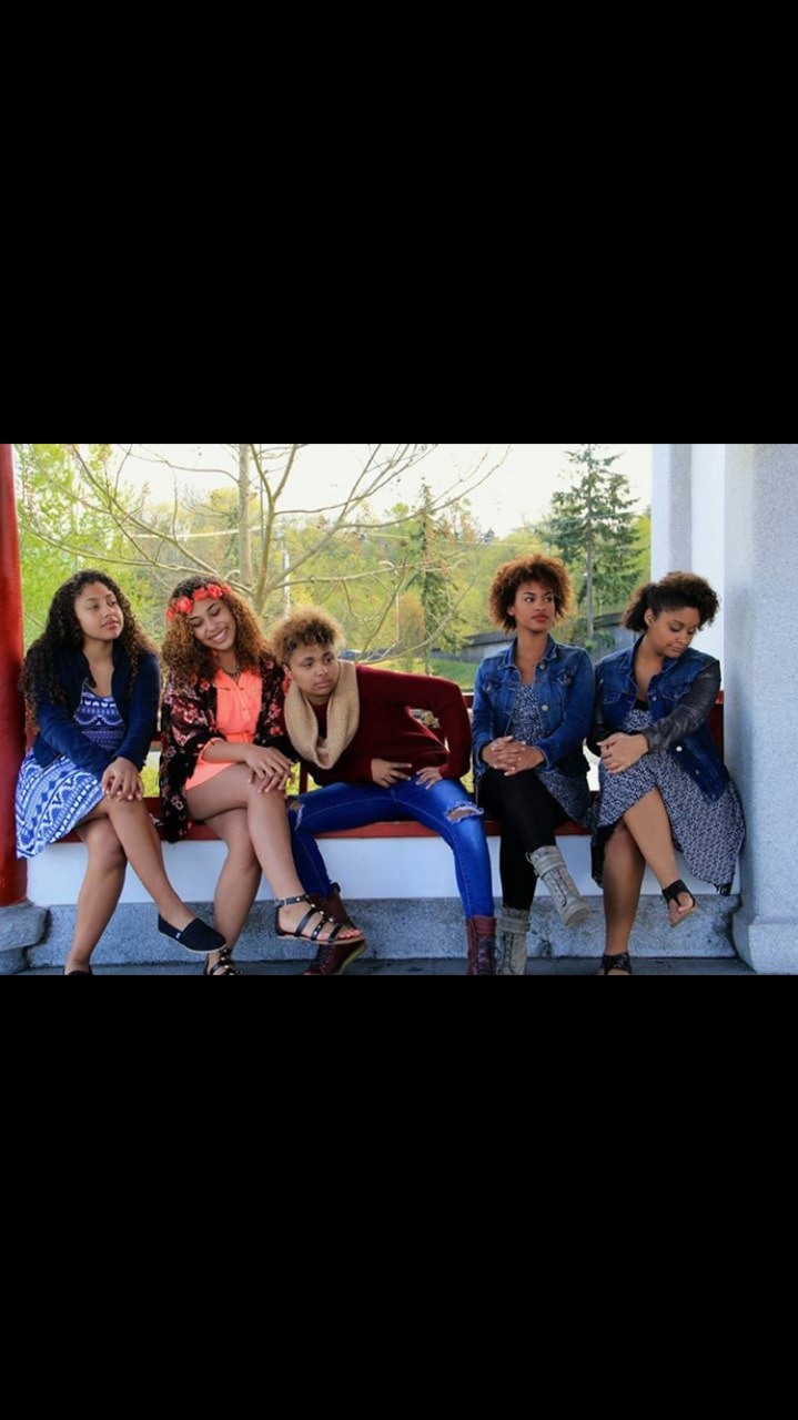 kahlil-themulattoassassin:  jaysaj97:  Black girls rock , natural hair 😍😍 cousins