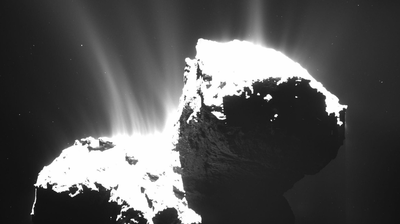 ENORME Y LIVIANO. Fotografía provista por la Agencia Espacial Europea (ESA) que muestra la superficie del cometa 67/Churymov-Gerasimenko. La sonda espacial Rosetta, que acompaña al 67P en su viaje al Sol, registra cada detalle de la transformación...